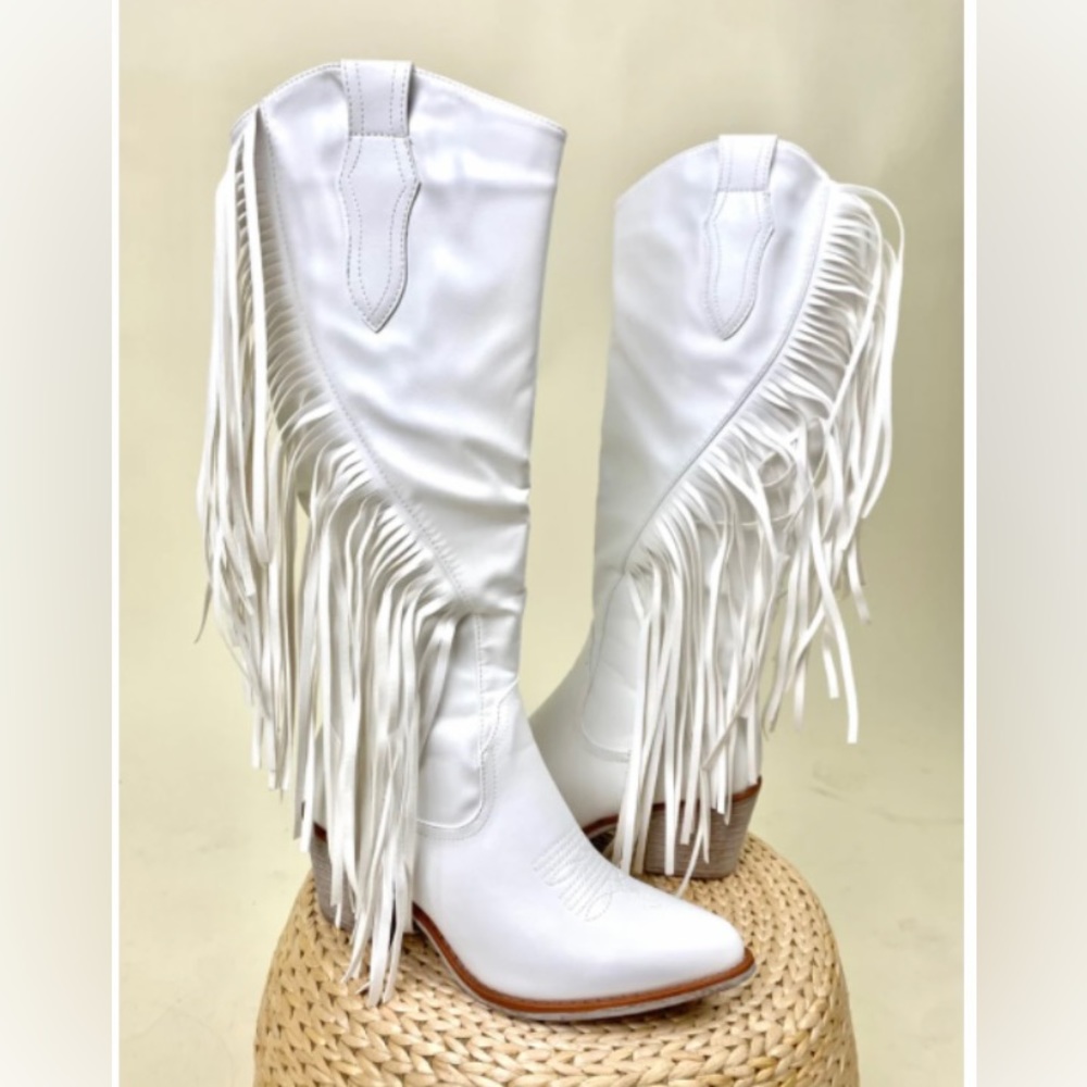WILDER FRINGE COWBOY BOOTS WHITE-BRAND NEW SZ 8.